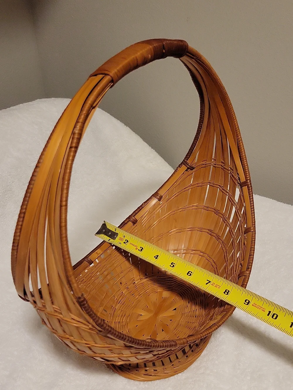 Vintage Woven Decorative Wicker Rattan Boat Shaped Basket & Handle Honey Brown.